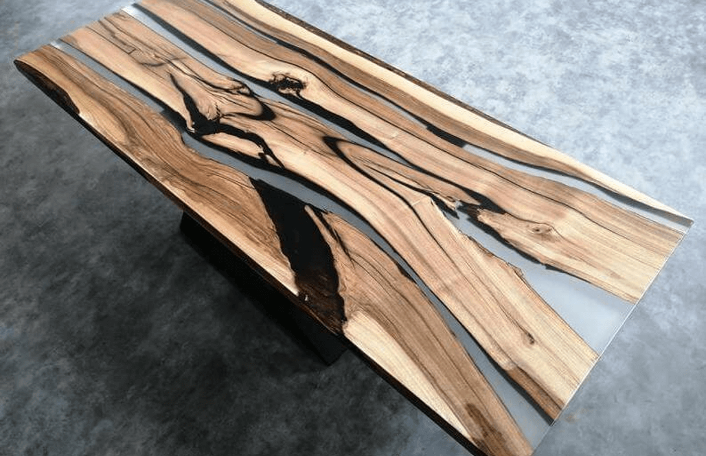 Tisch aus Holz und transparentem Epoxidharz