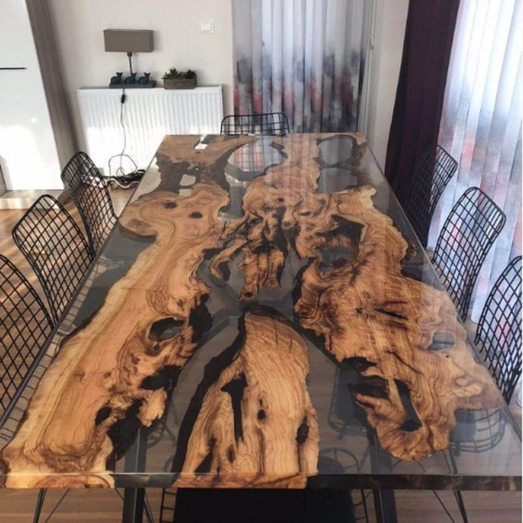 Familien-Esstisch aus Holz und Epoxidharz