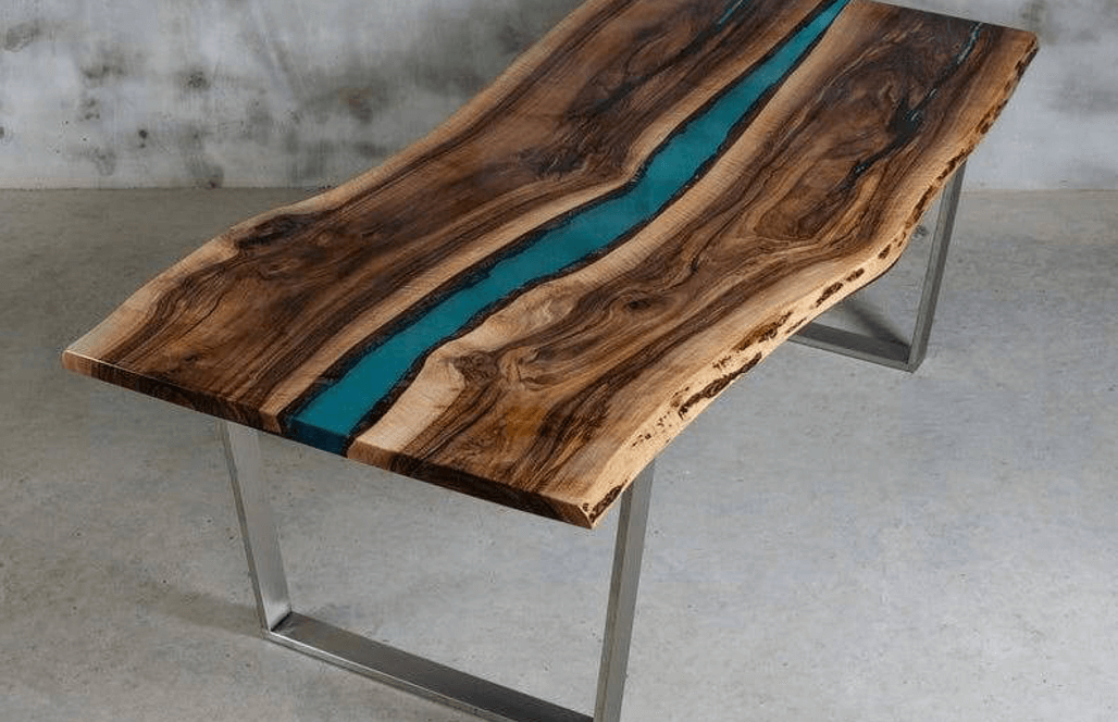 Designtisch aus Holz und Epoxid