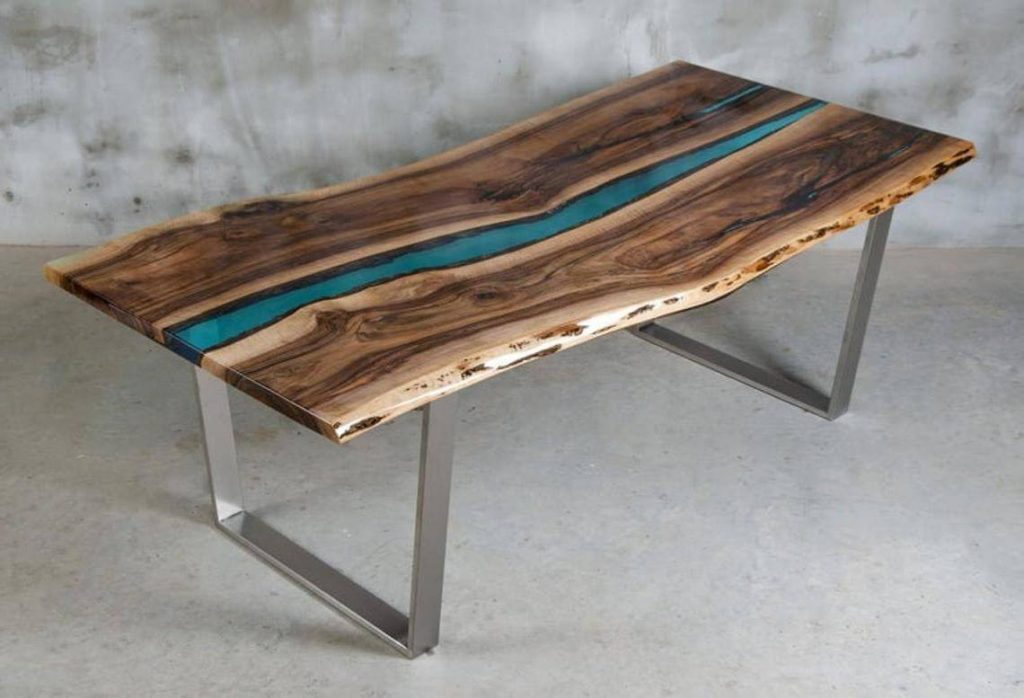 Tisch aus Epoxid und Holz