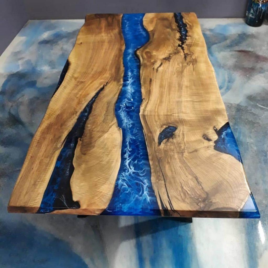 Tisch aus Holz und Epoxidharz