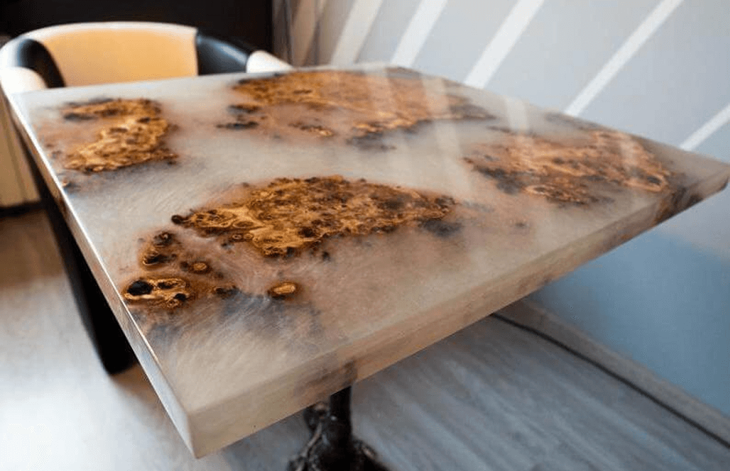 Tisch aus Epoxidharz