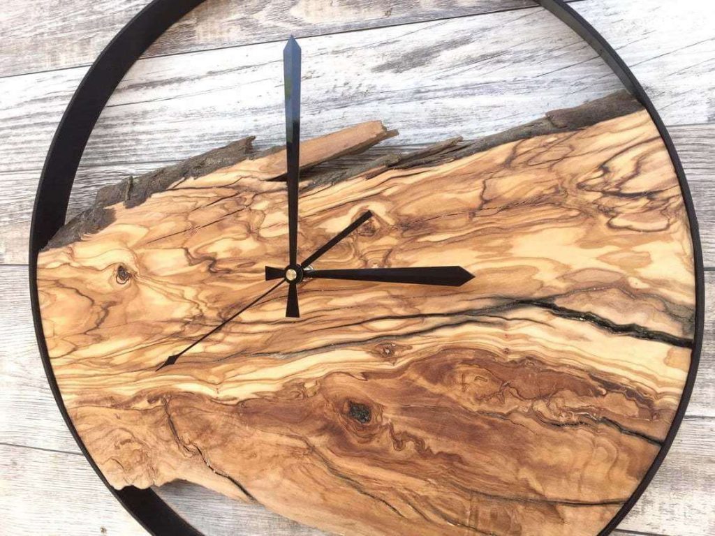 Uhr aus Epoxidharz und Holz