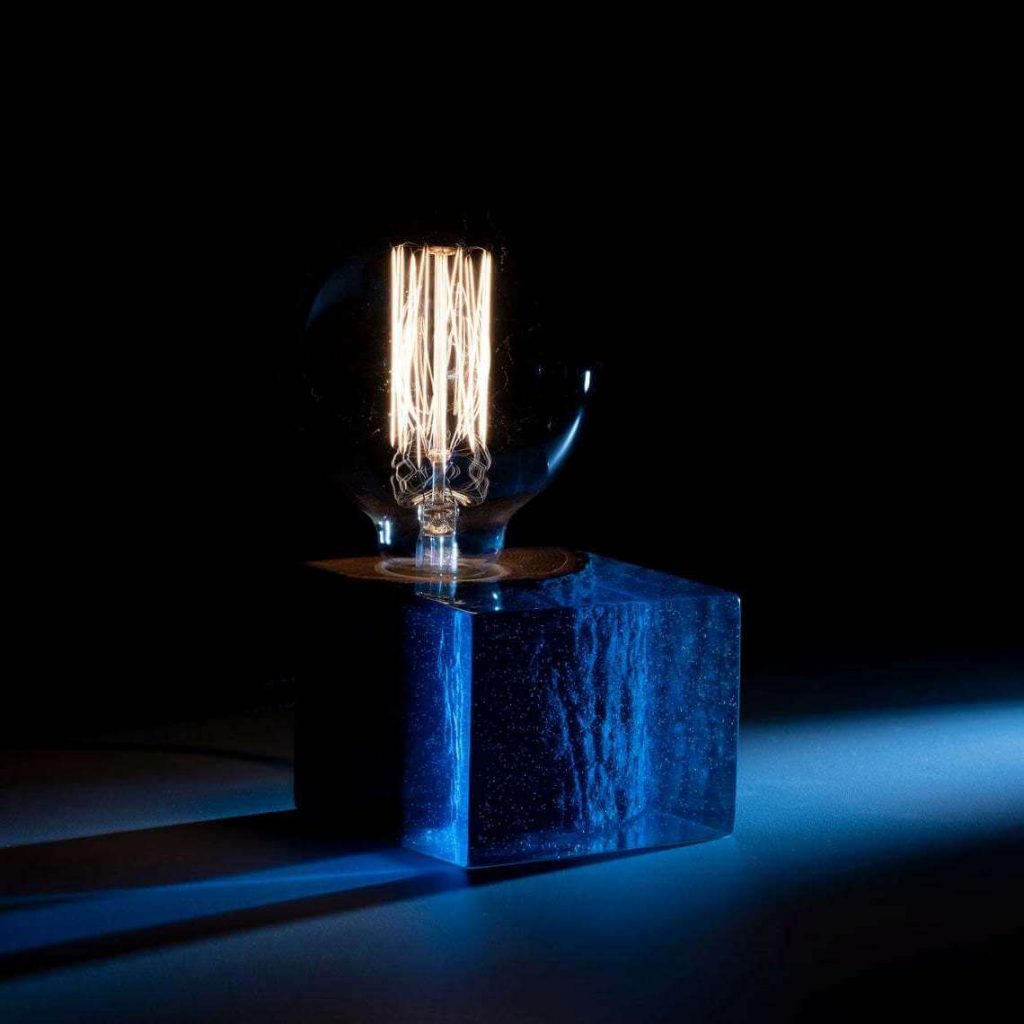 Designerlampe aus Epoxid und Holz