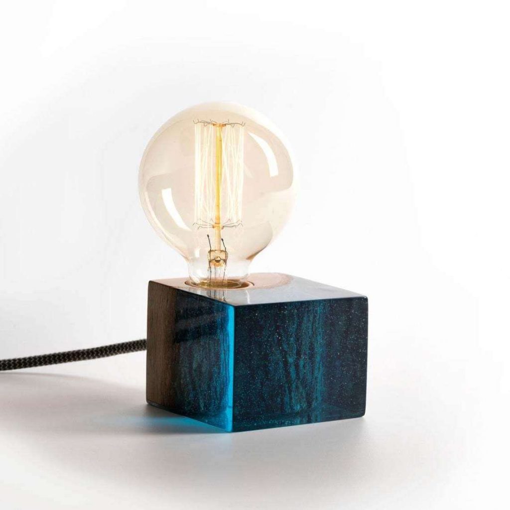 Exklusive Lampe aus Epoxid und Holz