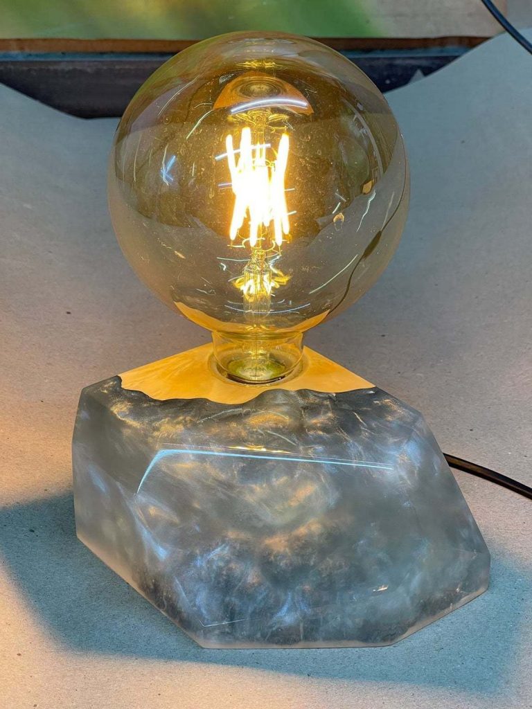 Lampe aus Holz und Epoxidharz