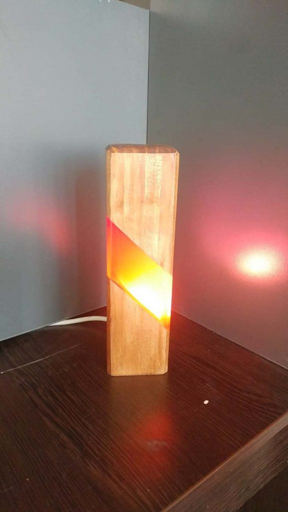 Lampe aus Holz und Epoxid