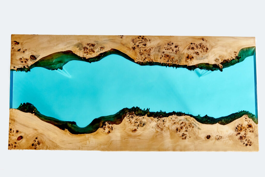 Einzigartiger Flusstisch aus Holz und Epoxidharz