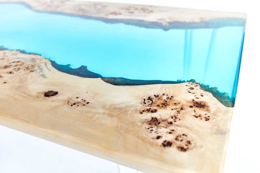 Exklusiver Flusstisch aus Epoxid und Holz