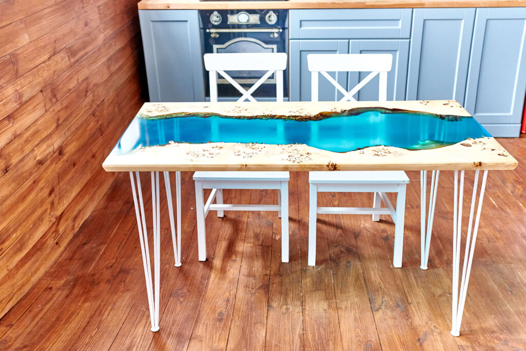 Ein Flusstisch aus Holz und Epoxidharz für die Küche