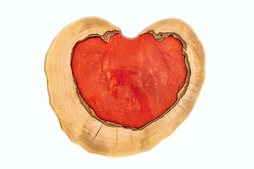 Herzförmiger Couchtisch aus Holz und Epoxidharz