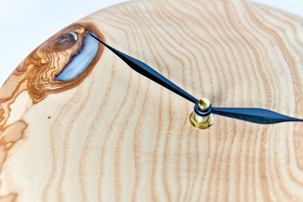Designer Uhr aus Epoxidharz von Ace Wood