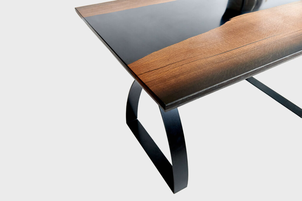 Designertisch aus Eiche und Epoxidharz